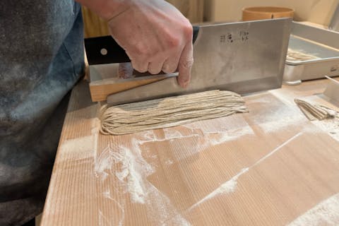 北海道ジビエ肉（エゾ鹿肉）のしゃぶしゃぶと、唎酒師が選ぶ北海道の限定日本酒3種がついた、蕎麦打ち体験プラン