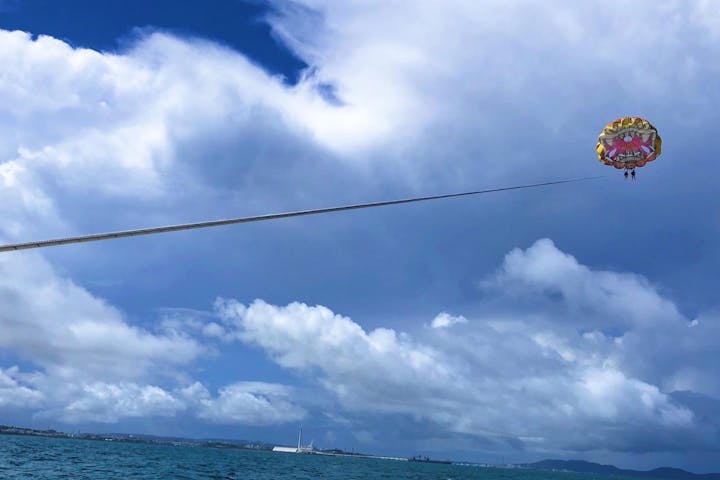 沖縄 うるま パラセーリング 青い海と空の間を空中散歩 シーサーパラセーリング アソビュー