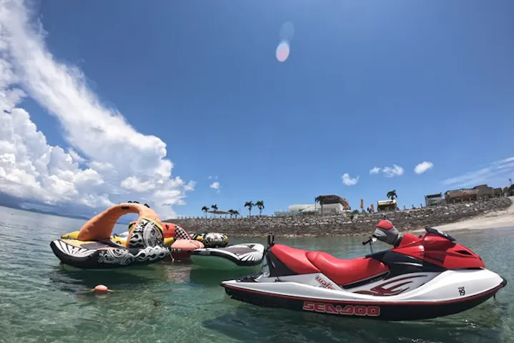 沖縄 うるま パラセーリング 青い海と空の間を空中散歩 シーサーパラセーリング アソビュー