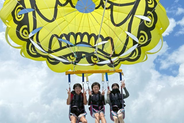 【沖縄・うるま・パラセーリング】パラセーリング＆フライボード、ウェイク、水上バイク、遊具4種、全7種類2時間貸切プラン