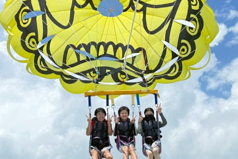【沖縄・うるま・パラセーリング】パラセーリング＆フライボード、ウェイク、水上バイク、遊具4種、全7種類2時間貸切プラン