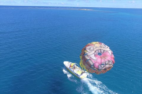 【沖縄・うるま・マリンレジャー】青い海を満喫！爽快パラセーリング&癒しのカヤック
