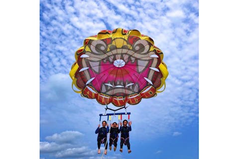 【沖縄・恩納村・マリンレジャー】爽快パラセーリング&大人気！青の洞窟シュノーケル