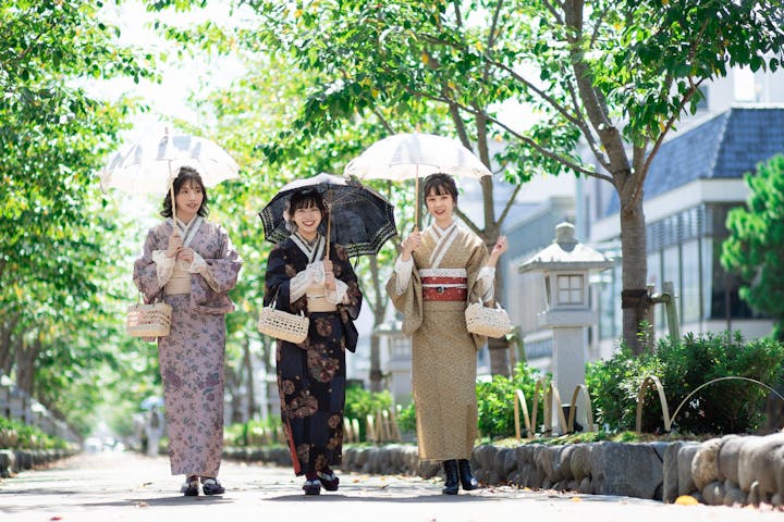 金沢 兼六園 着物レンタル 兼六園敷地内にある唯一の着物レンタル ヘアセット付き イベントや街歩きに 本格着物一式レンタル 着付けプラン アソビュー