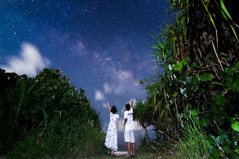 【沖縄・本島 南部・星空フォトツアー】夜空の綺麗なビーチで記念撮影！星空フォトツアー