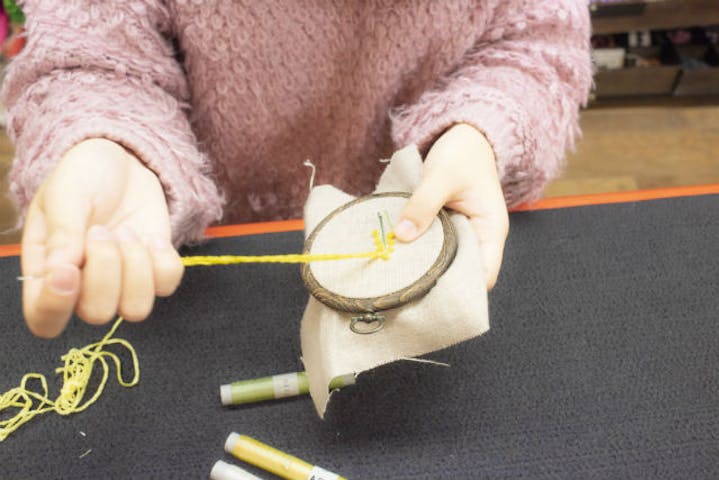 京都 上京区 刺繍教室 80年続く刺繍工房でプロの技を学ぶ ミモザの刺繍体験 アソビュー