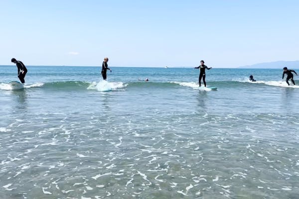 大阪・和歌山県磯ノ浦Beach・サーフィン体験】波に乗る一体感で