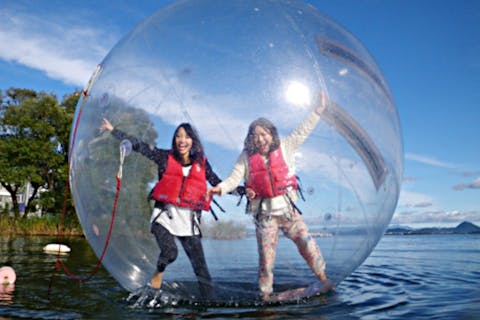 滋賀 琵琶湖 ウォーターボール 琵琶湖で浮遊 ウォーターボール で水上体験 アソビュー
