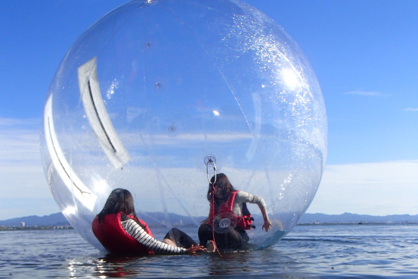 滋賀 琵琶湖 ウォーターボール 琵琶湖で浮遊 ウォーターボール で水上体験 アソビュー