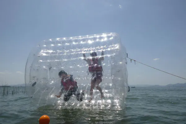 滋賀 琵琶湖 ウォーターボール 琵琶湖の上を駆け回る ウォーターチューバー体験 アソビュー
