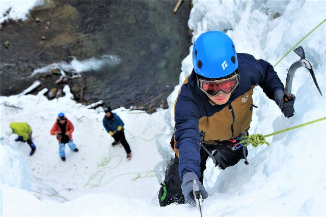 【栃木・日光・アイスクライミング】雪と氷の世界へ冒険に行こう！圧巻の景色！アイスクライミング体験
