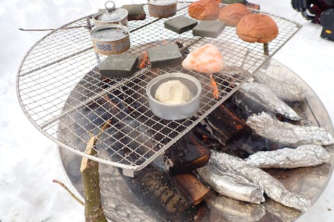 【岐阜・高山・スノーシュー】冬を満喫！雪上たき火とスノーシュートレッキング体験