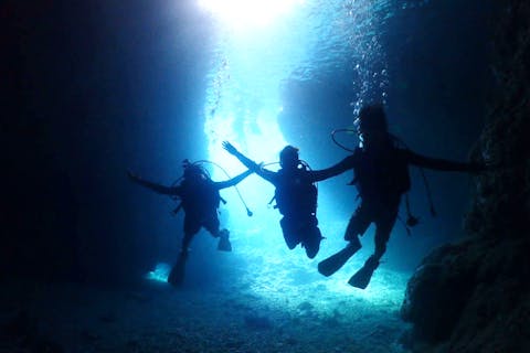 【沖縄・真栄田岬・体験ダイビング】大人気コース青の洞窟で体験ダイビング