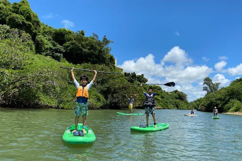 【沖縄・中部・SUP】自然豊かな川でマングローブSUPクルージング・亜熱帯沖縄の自然マングローブを満喫・当日予約10歳～OK★那覇等からアクセス抜群★トイレ更衣室完備