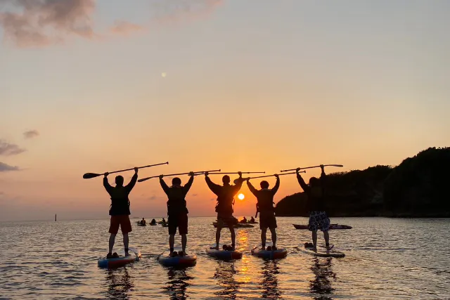 【沖縄・中部・SUP】お得なグループ割！サンセットSUPツアー★ロマンチックな黄金の水面を行く！夕日に包まれるマジックアワーを思い出に♪