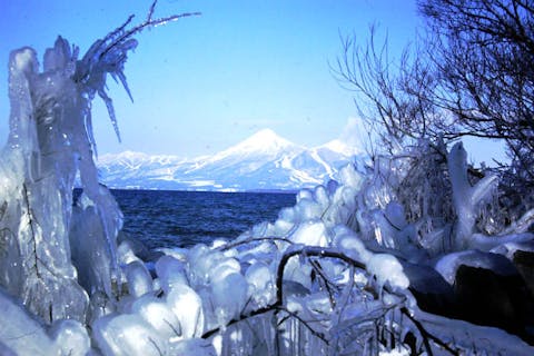 福島 郡山 観光タクシー 猪苗代の風物詩 ガイドと楽しむ真冬のしぶき氷散策体験 アソビュー