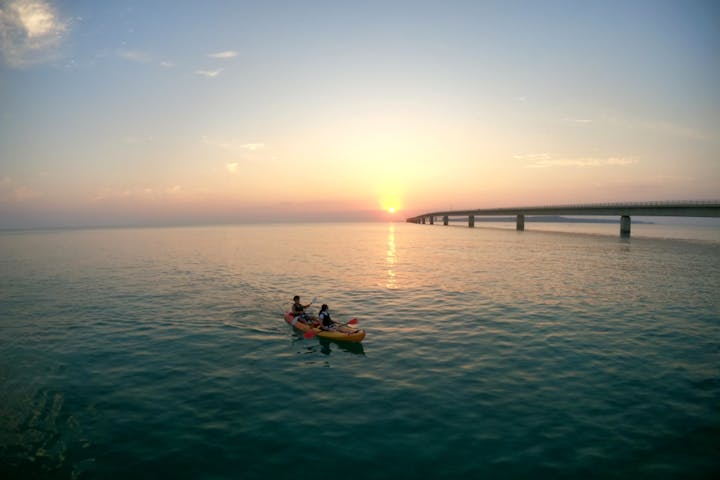 沖縄 宮古島 カヤック 夕日に染まる空と輝く海を堪能 サンセットタイムツアー アソビュー