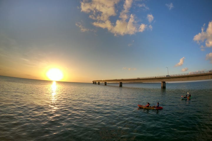 沖縄 宮古島 カヤック 夕日に染まる空と輝く海を堪能 サンセットタイムツアー アソビュー