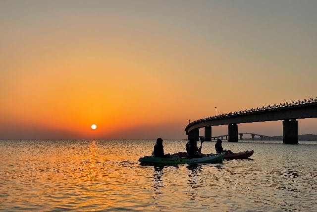 【沖縄・宮古島・カヤック】夕日に染まる空と輝く海を堪能！サンセットタイムツアー