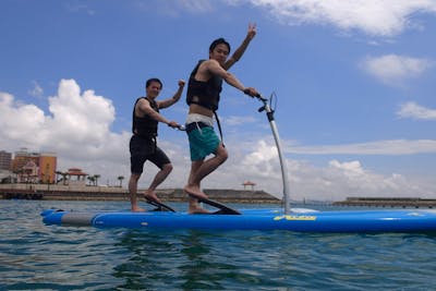 沖縄・北谷・足漕ぎSUP】新感覚！話題の足漕ぎSUPで海上散歩！＋海上アスレチックも遊べちゃう！｜アソビュー！