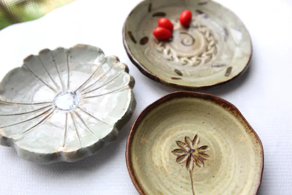 梅田・陶芸体験】おうちごはんも楽しめる直径約15cmの銘々板皿を手作り