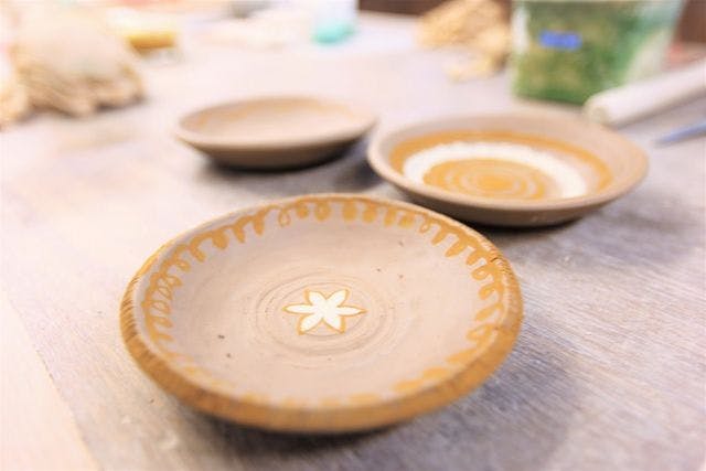 【梅田・陶芸体験】おうちごはんも楽しめる直径約15cmの銘々板皿を手作り♪お一人様・女性同士・カップル・ファミリーに