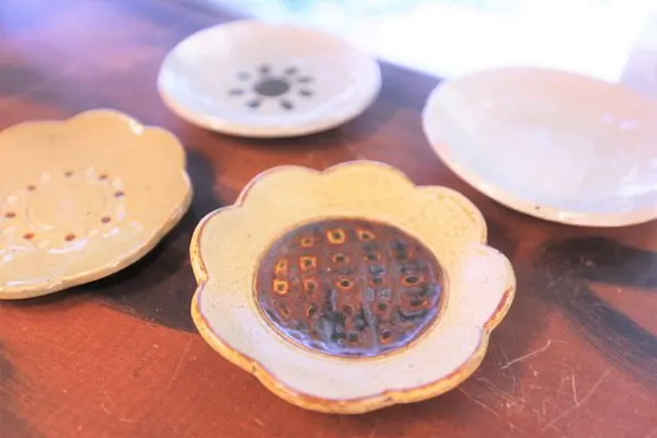 梅田・陶芸体験】おうちごはんも楽しめる直径約15cmの銘々板皿を手作り