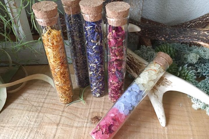 国立 ハーブクラフト 国立駅徒歩5分 バスソルトなどお好きな2種類を 選べるハーブクラフト体験 アソビュー