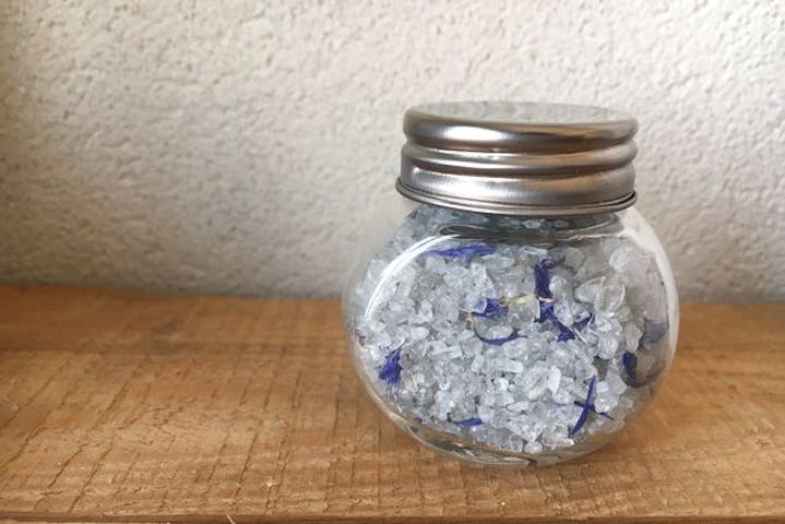 国立 ハーブクラフト 国立駅徒歩5分 バスソルトなどお好きな2種類を 選べるハーブクラフト体験 アソビュー