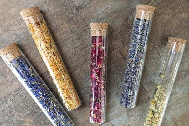 国立 ハーブクラフト 国立駅徒歩5分 バスソルトなどお好きな2種類を 選べるハーブクラフト体験 アソビュー