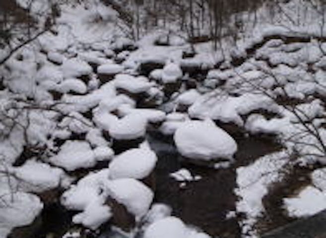 栃木 鬼怒川 スノートレッキング 鬼怒川源流の秘湯 雪見風呂 を目指す 奥鬼怒の大自然を満喫プラン アソビュー