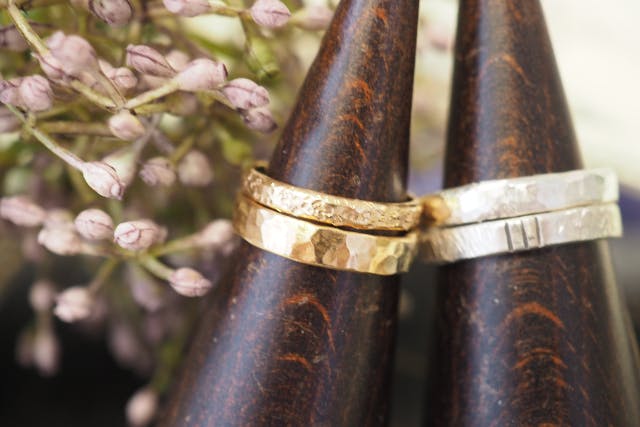 【アソビュー提供ギフト、手作りリング、バングル】刻印、テクスチャー打ち放題リング、バングル作り！素材幅、フォルムを選べる。