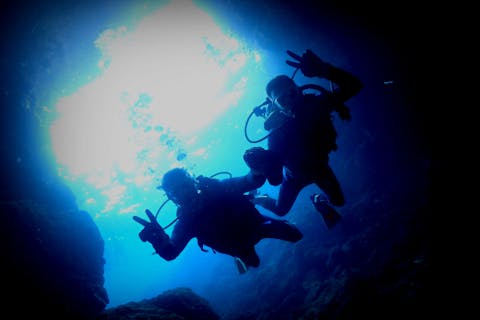 【沖縄・恩納村・体験ダイビング】1組貸切＆写真撮影無料！青の洞窟体験ダイビング