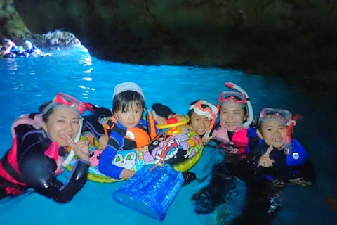 【青の洞窟・1組貸切シュノーケリング】2歳から70歳まで参加可能！【当日予約可能】Gopro動画撮影可能！写真撮影無料★餌やり体験もできる！1組貸切なので初めてや泳げない方も安心プラン