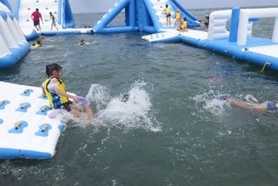 鳥取 米子 アスレチック 跳んで走って飛び込もう 海上巨大アスレチック体験 アソビュー