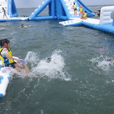 鳥取 米子 アスレチック 跳んで走って飛び込もう 海上巨大アスレチック体験 アソビュー