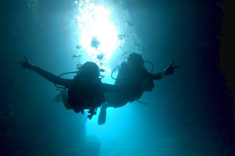 【沖縄本島・青の洞窟・貸切体験ダイビング】☆『高確率』ボート併用で青の洞窟へ☆女性に大人気楽々プラン☆ お1人様予約大歓迎☆当日予約OK☆GoPro写真動画無料☆持ち物は水着だけ☆