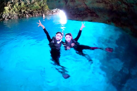【沖縄本島・青の洞窟・シュノーケリング】☆『高確率』ボートで青の洞窟へ☆女性に大人気楽々プラン☆当日予約OK☆GoPro写真動画データ無料☆持ち物は水着だけ☆ お一人様大歓迎☆