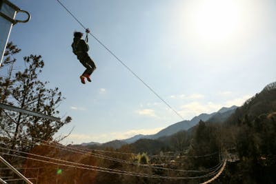 埼玉 秩父 アスレチック スリル満点キャニオンウォークと爽快ジップラインを体験 アソビュー