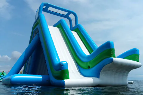 【滋賀・琵琶湖畔・ウォーターパーク】夏は湖で遊ぼう！琵琶湖の水上アスレチック