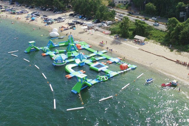 滋賀 琵琶湖畔 ウォーターパーク 夏は湖で遊ぼう 琵琶湖の水上アスレチック アソビュー