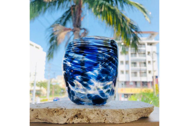 沖縄・石垣・吹きガラス】ここだけの斬新な体験！伝統的な技法を使う