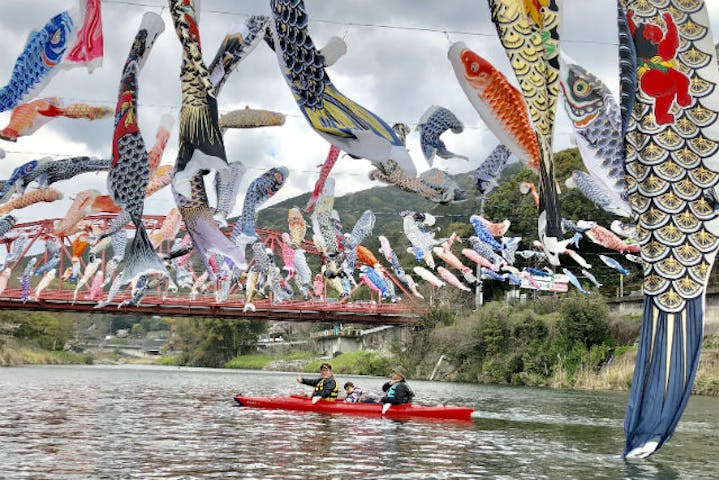 佐賀市 カヌー 春風に泳ぐ300匹の鯉のぼりに圧倒 川上峡カヌー体験 アソビュー