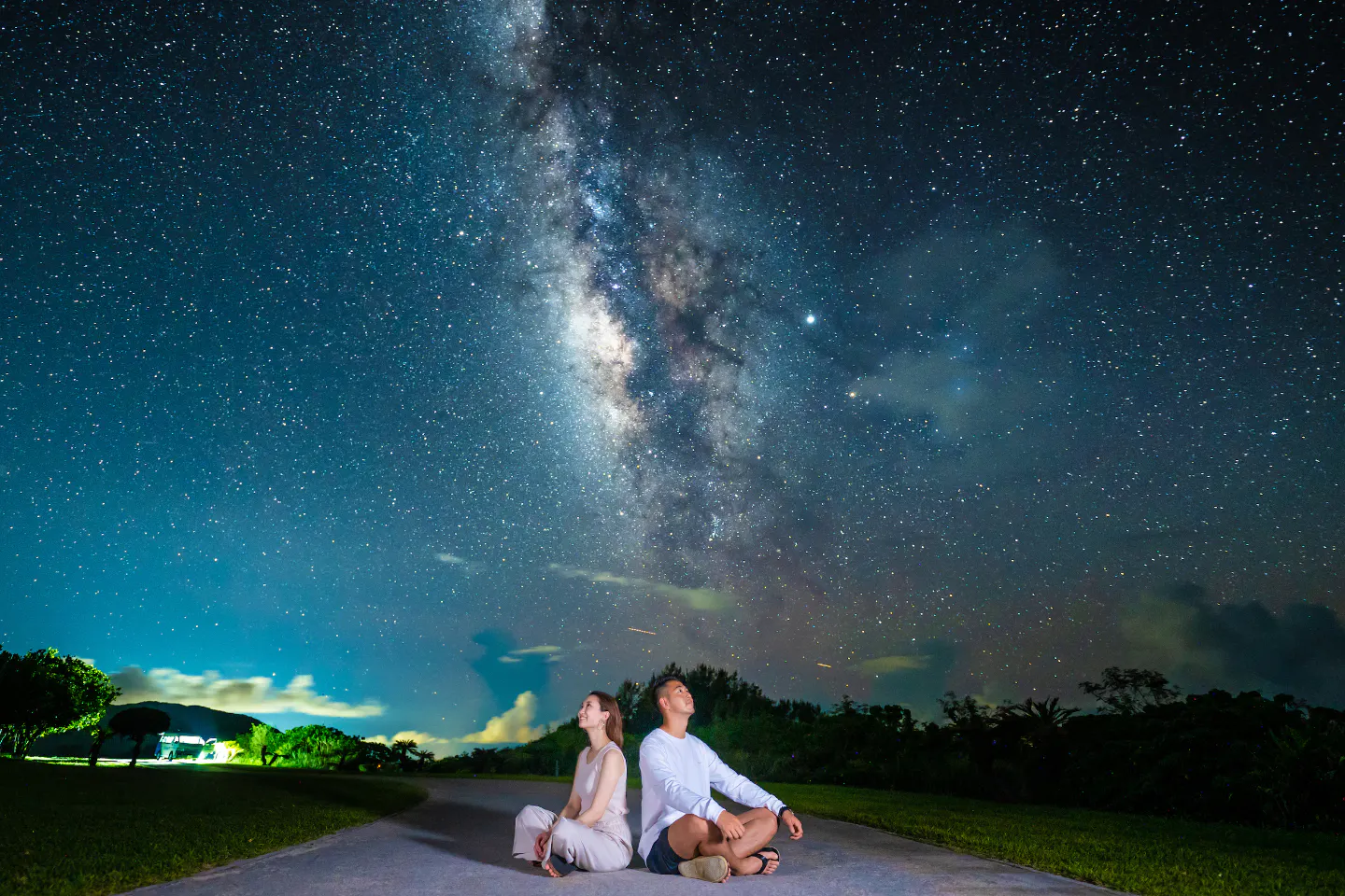 沖縄 石垣 出張撮影 星空ソムリエのウェディングプロカメラマンが満天の星と一緒に写真撮影 人気の星空フォトツアー アソビュー
