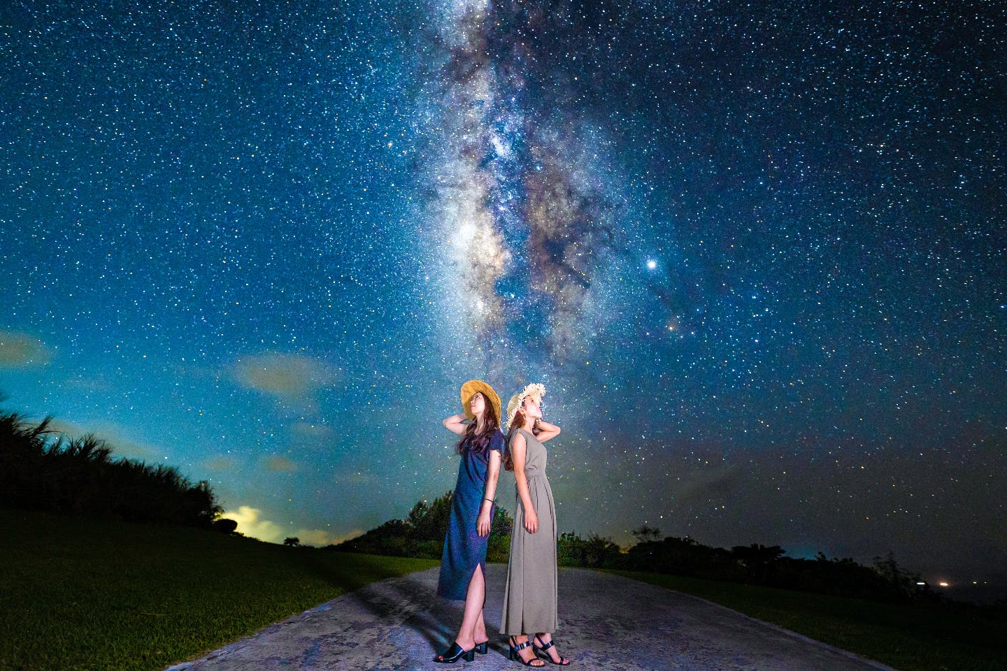 沖縄 石垣 出張撮影 星空ソムリエのウェディングプロカメラマンが満天の星と一緒に写真撮影 人気の星空フォトツアー アソビュー