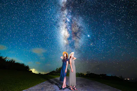沖縄 石垣 出張撮影 星空ソムリエのウェディングプロカメラマンが満天の星と一緒に写真撮影 人気の星空フォトツアー アソビュー