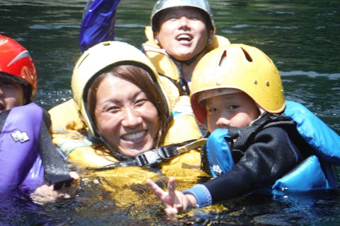 【高知・吉野川・ラフティング】今だけ6月梅雨割でお得 キッズもシニアも家族みんなで激流の大冒険！半日ファミリーラフティング