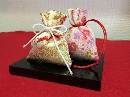 京都市 和雑貨 匂い袋 お好きな香りを自分で調合 匂い袋手作り体験 2個 バッグの中や着物のたもとに和フレグランスを アソビュー