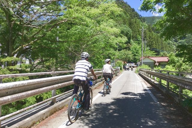 【東京・西多摩・サイクリング】エコツアーガイドがレクチャー！都心から日帰りで楽しめる大自然！檜原村e-サイクリング