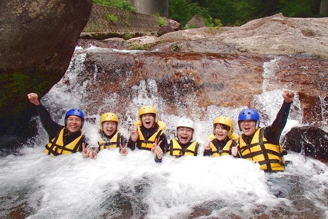 【岐阜・前谷川・シャワークライミング】暑い日に爽快感抜群！ひんやりとした渓流を登るシャワークライミング体験